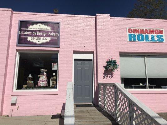 Love this pink bakery!  Come on in!