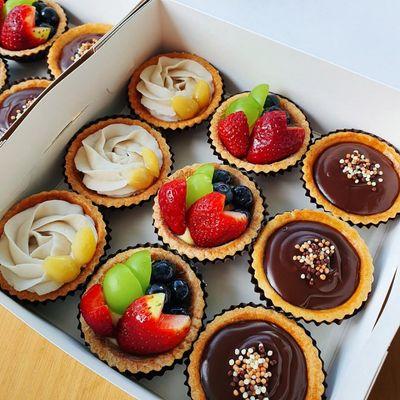 Mini fruit tart and chocolate tart