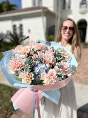 Pink roses and blue hidrangeas