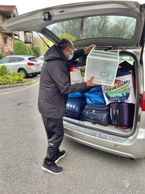 Yogesh ji of Shreeji Taxi helping loading our luggages