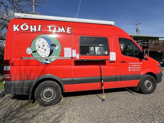 The unmistakable Kōhi Time red truck