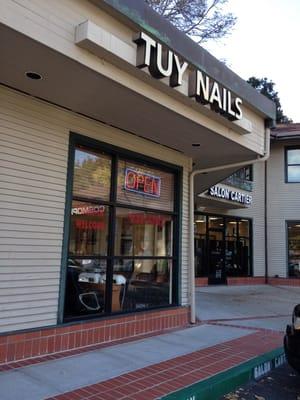 Tuy Nails