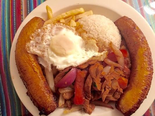 Lomo saltado a lo pobre.