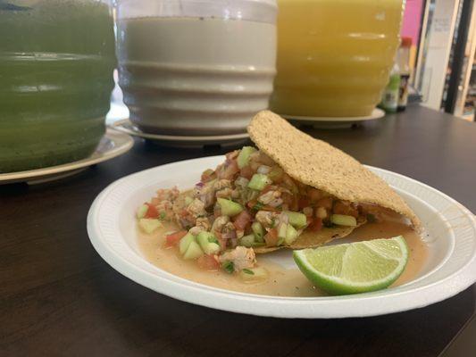 Tostada de ceviche de camarón.