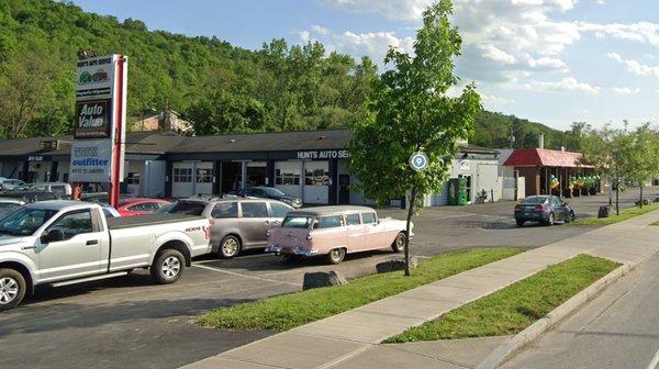 Street view of Hunt's Auto Service in Ithaca, NY