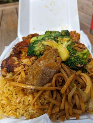 Combo B with teriyaki chicken and beef & broccoli.