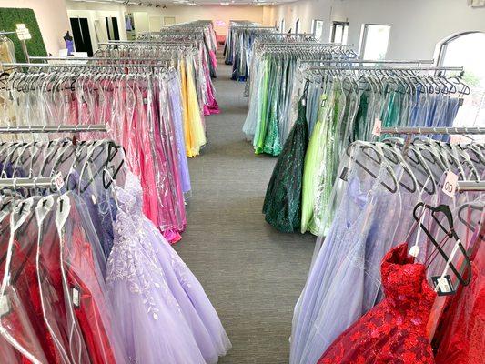 Over 1,500 brand new Prom and Pageant Dresses from all the best designers Jovani, Portia and Scarlet, Sherri Hill Ellie Wilde, and Amarra