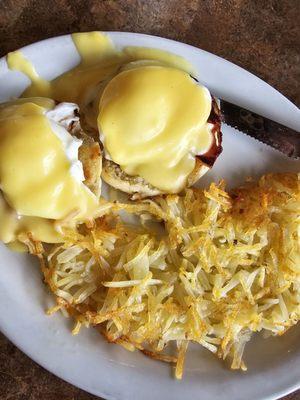 Eggs Benedict with hashbrowns