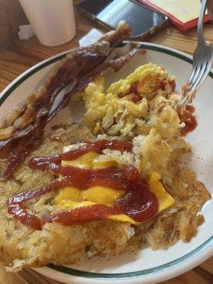 Bacon, scrambled eggs, hash brown with cheese