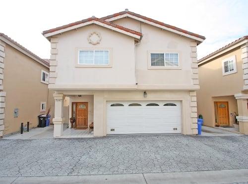 SOLD -- 3 Bed/2.5 Bath Townhome in Lawndale for $399,000.