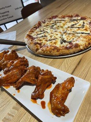 10 hot wings & large anchovies pizza