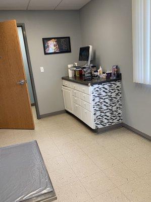 Large dog exam room August 2019