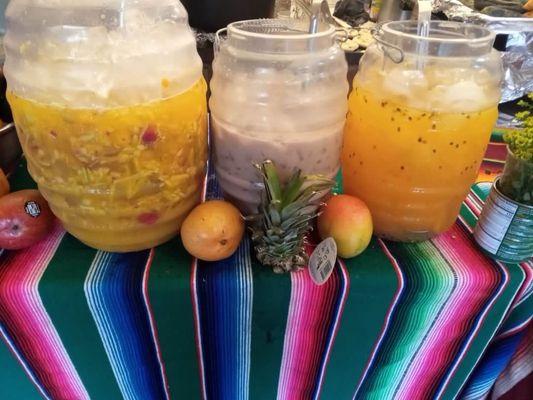 Agua fresca de ensalada, horchata, y maracuya