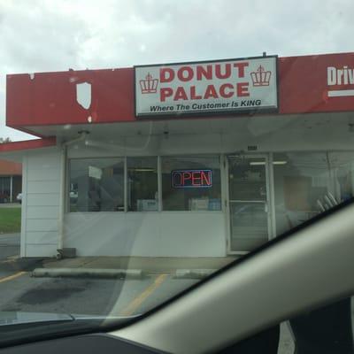 Tiny place,  amazing donuts