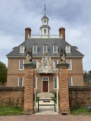 Closeup of the Governor's Palace.  On the Pillars is a unicorn and a lion.