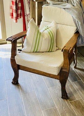 LOVE! My favorite chair. Found this mint condition oak Morris chair with claw feet here :))