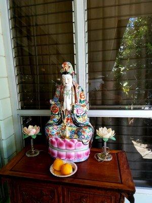 Nice little statue by the entrance of the Palolo Chinese Home...... Lyla D., told me it's "Kwan Yin?" Female Buddha of Compassion & Mercy..