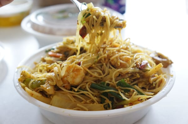 SINGAPORE CHOW MEI FUN: rice noodle w/ eggs, pork, shrimp, chicken, and vegetables in curry flavor