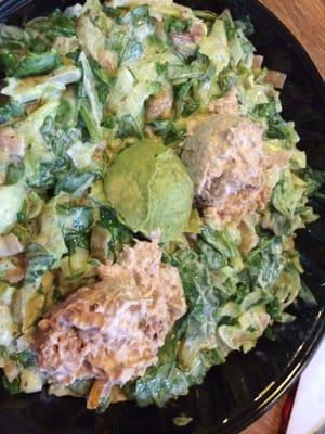 Spinach salad with tuna and guacamole