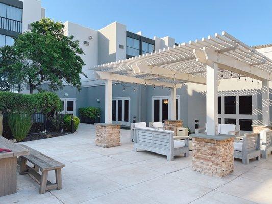 Our outdoor poolside patio provides the perfect space for outdoor receptions, brunch or dinner. Contact our Sales team today!