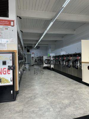 It's a smaller, super clean, laundry mat, and all the machines appeared in working order.