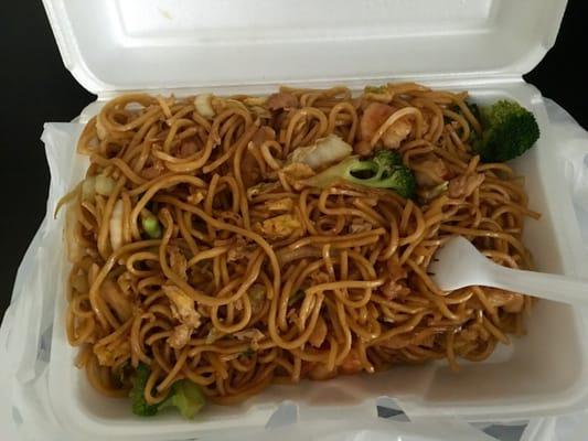 chicken lo mein with broccoli and shrimp