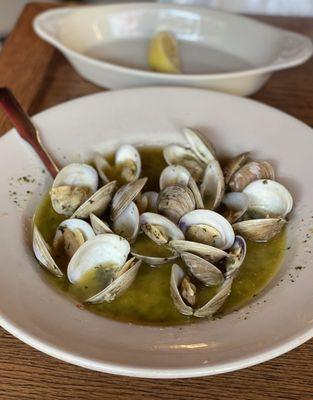 Clams in a delicious garlic butter sauce!