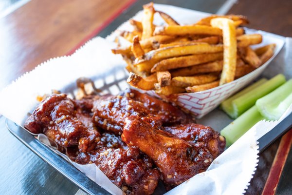 BBQ Garlic Sauce Wings & Fries. Wow, the sauce on these is incredible, with a robust bbq and plenty of garlic to marry well. Crispy!