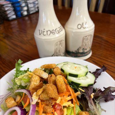 Side salad with oil and vinegar