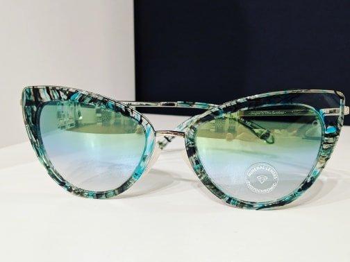 Etnia Barcelona, A modern frame company that focuses on colorful art through their frames. This model is no exception!