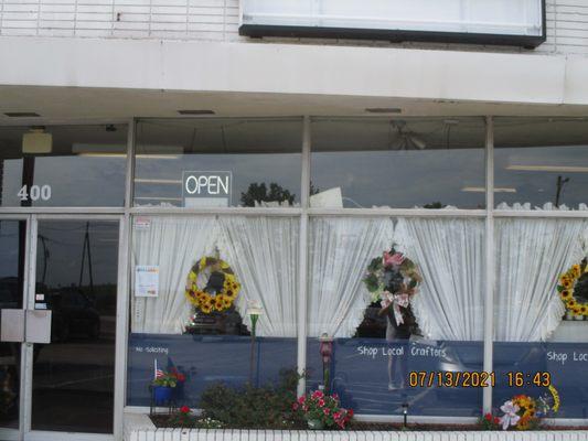 Nanny Jo's Closet / Sandston: A rather weak storefront. More signage would be a plus.