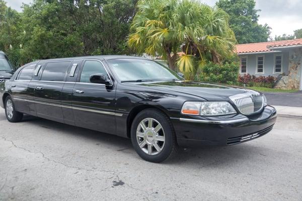 6 Passenger Lincoln Stretch Limousine