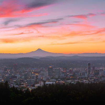 A picture from a recent sunrise workshop at Pittock Mansion !