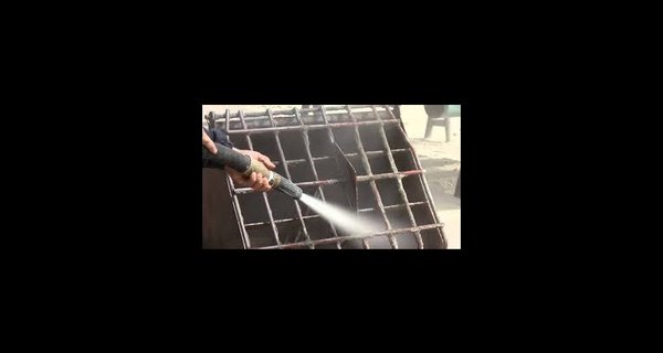 Removing cement/mortar buildup on a mixer grate