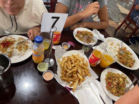 Arroz Chaufa De Pollo, papá fritas.  Los vegetales salteados se les olvido