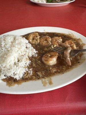 5 shrimp and a sliver of meat. Just put down on the table. SHAMEFUL.