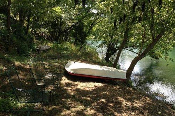 Free paddle boat, Kayak and lounge chairs on water edge. Its very private for Wimberley.