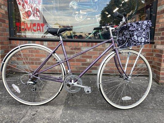 A classic japanese mixte from Bridgestone, all restored and optimized for city riding. Escape from your telecommute!