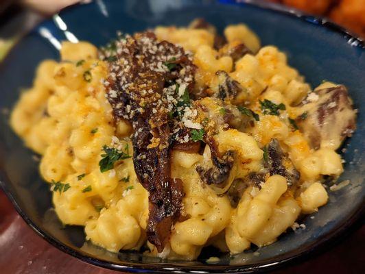 Smoked brisket mac and cheese with caramelized onions upgrade 4 out of 5