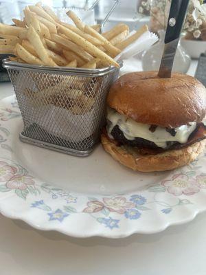 cheeseburger & fries