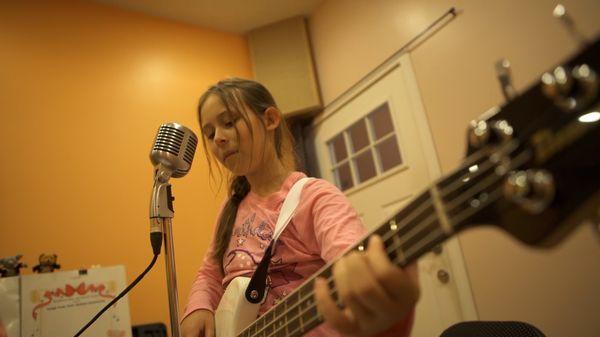 Guitar classes for kids and adults