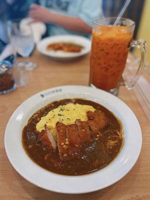 Jumbo Thai tea and omelet pork katsu with cheese curry