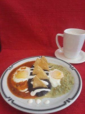 un desayuno mexicano típico huevos divorciados. riquísimos