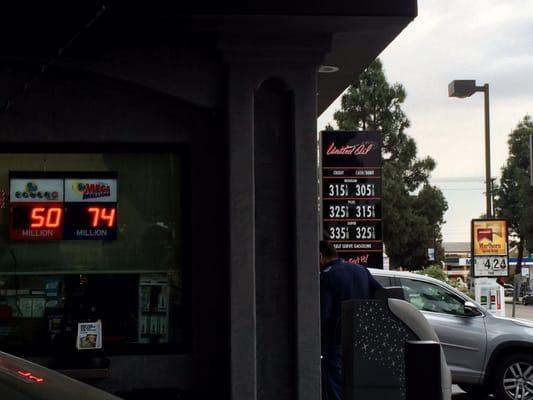 Getting gas here today was a lot cheaper than the other gas stations around town are currently.