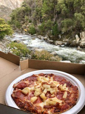 Pizza with a river view... :)