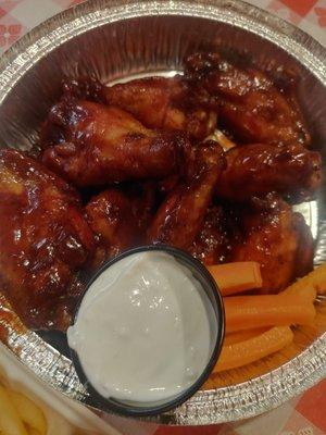 Bbq wings. It was clear their bbq sauce is homemade. Very tasty