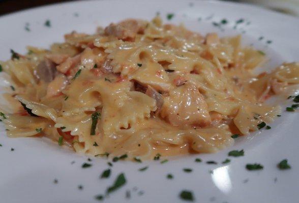 Farellini al'Salmone e Vodka - bowtie pasta with salmon in vodka sauce