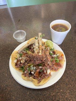 Tacos de birria y consomé