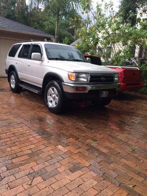 Firestone tires on newer Toyota Alloys filled with Nitrogen. Thank you Chris.