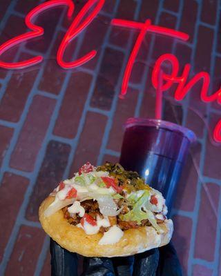 Sope de asada con una aguita Fresca de jamaica